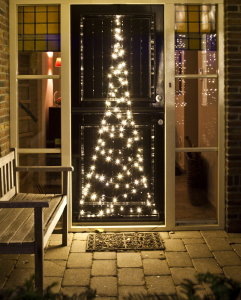 Kerstverlichting Buiten Trends – Fairybell Kerstbomen aan de Deur, in de Grond & in de Vlaggenmast Buitenverlichting – 3D Kerstboomverlichting van Fairybell LEES MEER… (Foto Fairybell   op DroomHome.nl)