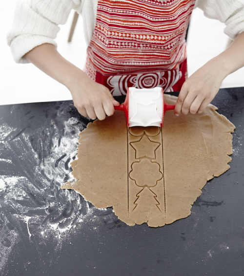 Kerst 2014: Kinderen Kerst Koken met Ikea - Kinderen Bakken & Koken voor Kerst met Ikea Kerst Tips! - Ikea Koekjes Bakken met Bakspullen en Kerstfiguur Roller - MEER Kerst... (Foto Ikea Christmas Cooking 2014  op DroomHome.nl)