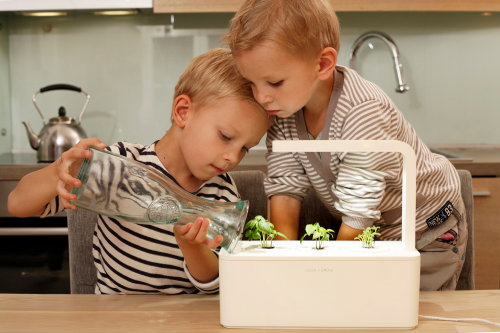 Keuken Trends: Groeiende Keukens – Smart Herb Garden: Kruiden kweken in de keuken – MEER kruiden kweken… (Foto Smart Herb Garden, Perscentrum Wonen  op DroomHome.nl)