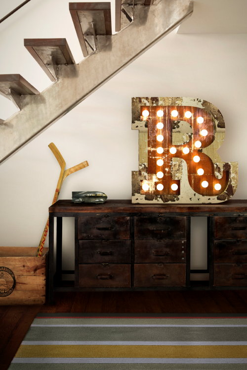 Cijfer Lampen & Letter Lampen: Typografie Letterlamp R in een Landelijk Wonen & Industrieel Interieur – MEER… (Foto Delightfull.eu Typographical Lamps  op DroomHome.nl)