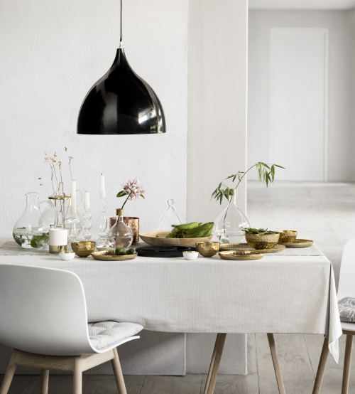 Keuken Trends 2015: H&M Home Keuken Trend Mediterranean Touch - Gedekte Tafel met Emaille Servies, Tafellakens en Tafellopers & Andere Keuken en Eettafel Accessoires in de H&M Woonkeuken met Grote Keukenkasten. (Foto H&M Home  op DroomHome.nl)