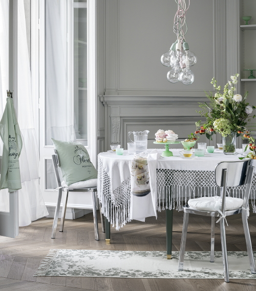 Eetkamer Trends 2015: H&M Home Eetkamer Trend Lavish Luxury Interieur & Woonaccessoires - Romantische High Tea Gedekte Tafel in Pastel Kleuren met Etageres, Glazen Servies, Tafelkleed, Schort, Kussens en Geurkaarsen in de Woonkeuken & Woondecoratie Accessoires. (Foto H&M Home  op DroomHome.nl) 