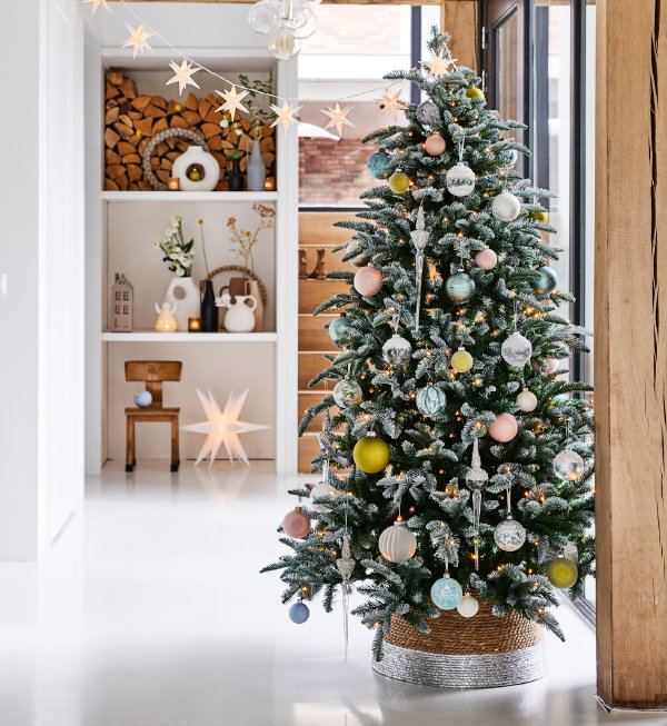 Kerst 2022 Intratuin – Intratuin kersttrend 2022 Clear Mindset met frosted kerstballen in de kerstboom (Foto: Intratuin  op DroomHome.nl)