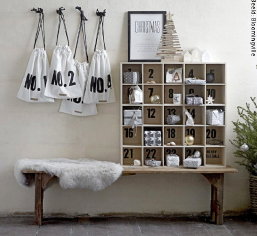 Kerst: Woonmerk Bloomingville Kerst Accessoires als Kandelaars, Kaarsen, Waxinelichthouders, Kerstcadeau’s, Kerst Bord met Tekst Kussen, Kerstballen en Kerstdecoratie in Hout, Wit, Zwart, Goud & Grijs Kleur – LEES MEER… (Foto Bloomingville Christmas  op DroomHome.nl)