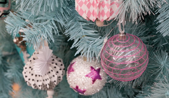 Kerst 2015 - Intratuin Kerstdecoratie Trends 2015: Pastelparade. Intratuin Kerstversiering Trend in Kerstbomen, Kerstballen, Juwelen Kersthangers en Kerstornamenten in Pastel Kleuren. (Foto Intratuin  op DroomHome.nl)