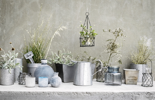 Keuken Trends 2015: H&M Home Keuken Trend Mediterranean Touch - Eigen Kruiden Kweken Potten & Planten Kweken Accessoires als Bakken en Emaille Emmers. (Foto H&M Home  op DroomHome.nl)