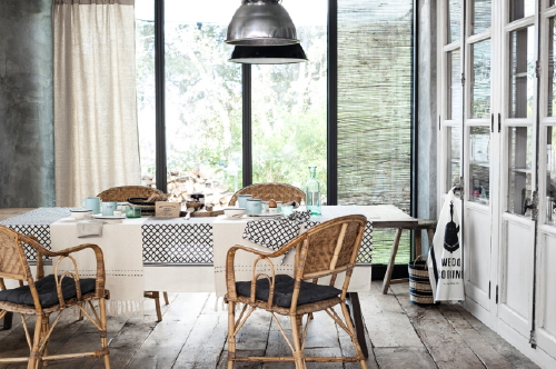 Keuken Trends 2015: H&M Home Keuken Trend Mediterranean Touch - Gedekte Tafel met Emaille Servies, Tafellakens en Tafellopers & Andere Keuken en Eettafel Accessoires in de H&M Woonkeuken met Grote Keukenkasten. (Foto H&M Home  op DroomHome.nl)