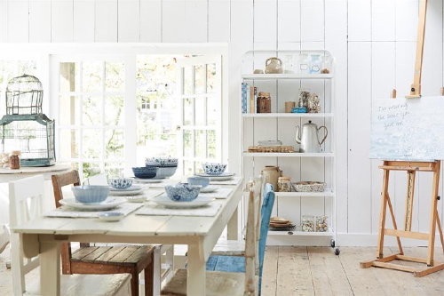 Riverdale Keuken Trend: Bohemian Blend: Nieuwste Riverdale Servies met Blauwe Decoratie op Gedekte Tafel met Stalen Riverdale Kast in de keuken. Foto Riverdale  op DroomHome.nl)