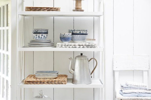 Riverdale Keuken Trend: Bohemian Blend: Nieuwste Riverdale Servies met Blauwe Decoratie in Riverdale Stalen Kast, Voorraadpotten, Bestek en Andere keukenaccessoires in de Keuken.  (Foto Riverdale  op DroomHome.nl)