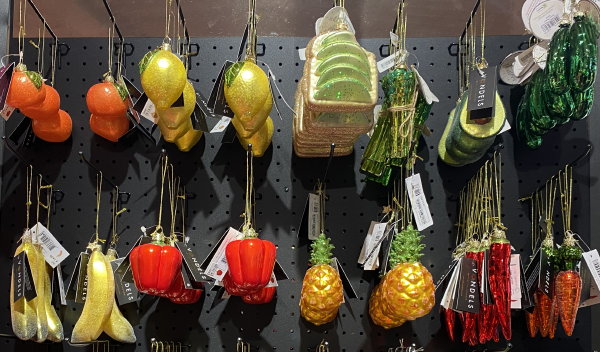 Vegetarische kerstballen – Groente en fruit kerstballen Vondels: mandarijn, banaan, citroen, ananas, avocado kerstbal en boterham met avocado, augurk, groene asperges, paprika, peper en wortel kerstballen (Foto: Vondels kerstornamenten  op DroomHome.nl)