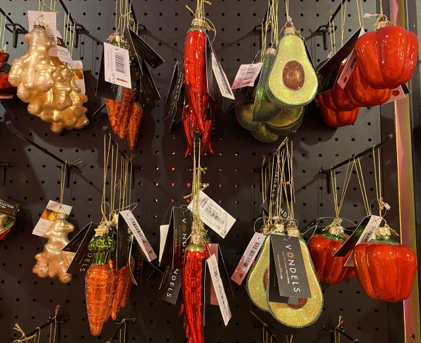 Vegetarische kerstballen – Groente en fruit kerstballen Vondels: gember, wortel, paprika, peper en kerstbal avocado (Foto: Vondels kerstornamenten  op DroomHome.nl)