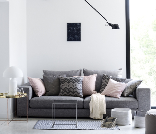 Woonkamer Trends 2015: H&M Home Woonkamer Trend Contemporary Fusion Interieur & Woonaccessoires - Combinatie van Texturen en Kleuren in H&M Kussens op de Bank met grafische Motieven in Zwart, Grijs, Roze en Wit met Manden, Vazen en Draadmanden in de Woonkamer & Woondecoratie Accessoires. (Foto H&M Home  op DroomHome.nl) 