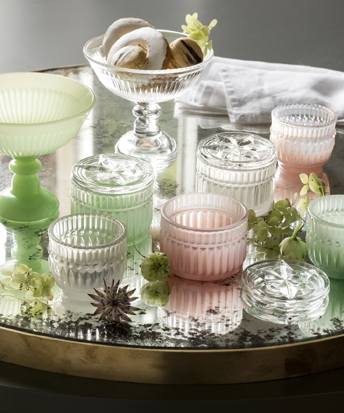 Eetkamer Trends 2015: H&M Home Eetkamer Trend Lavish Luxury Interieur & Woonaccessoires - Romantische Koperen Tray met Glazen Vaasjes, Glasservies in Pastel Kleuren in de Woonkeuken & Woondecoratie Accessoires. (Foto H&M Home  op DroomHome.nl) 