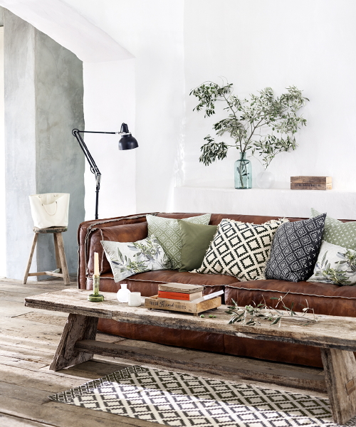 Woonkamer Trends 2015: H&M Home Woonkamer Trend Mediterranean Touch Interieur & Woonaccessoires - Middellandse Zee en Platteland H&M Kussens op de Bank met Natuurlijke Motieven in Groen, Wit, Zwart en Wit, Vazen, Trays, Kleden en Manden in de Woonkamer & Woondecoratie Accessoires. (Foto H&M Home  op DroomHome.nl) 