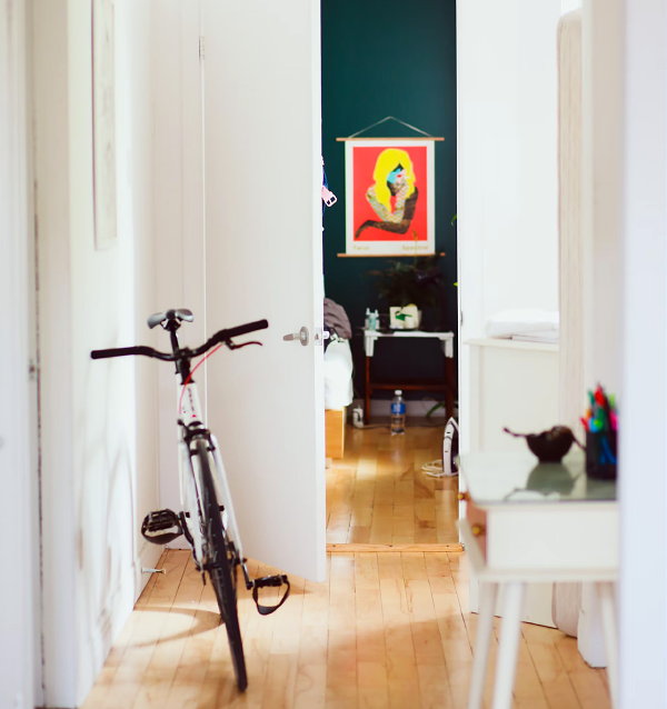 Budgetvriendelijk wonen: betaalbaar je huis stijlvol inrichten – modern deurbeslag, tweedehands halmeubeltje (Foto: Alesia Kaz, Unsplash  op DroomHome.nl)