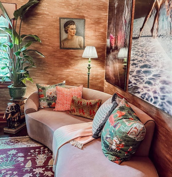 Budgetvriendelijk wonen: betaalbaar je huis stijlvol inrichten – roze bank (Foto: Sarah O'Shea, Pexels  op DroomHome.nl)