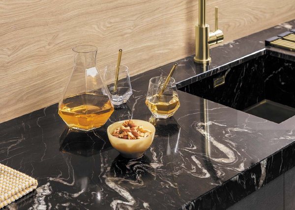 Luxe granieten keukenblad geaderd (Foto: Evora Granite  op DroomHome.nl)