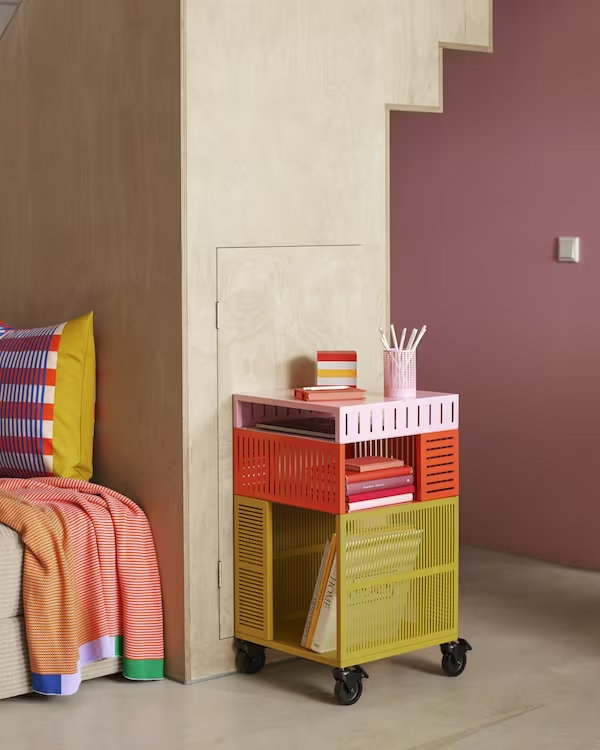 IKEA en designduo Raw Color kleurrijke collectie: kussens, opbergmeubel en bureauaccessoires (Foto: IKEA  op DroomHome.nl)