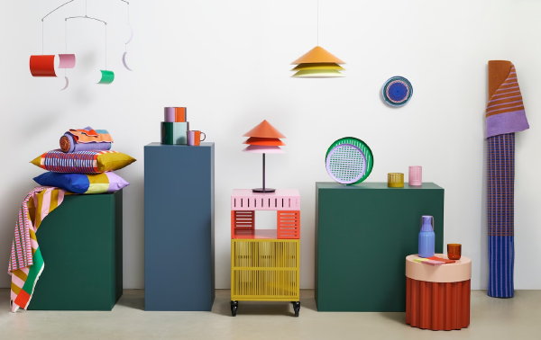 IKEA en designduo Raw Color kleurrijke collectie: kussens, plaids, lampen, glasservies, opbergmeubel en poef (Foto: IKEA  op DroomHome.nl)