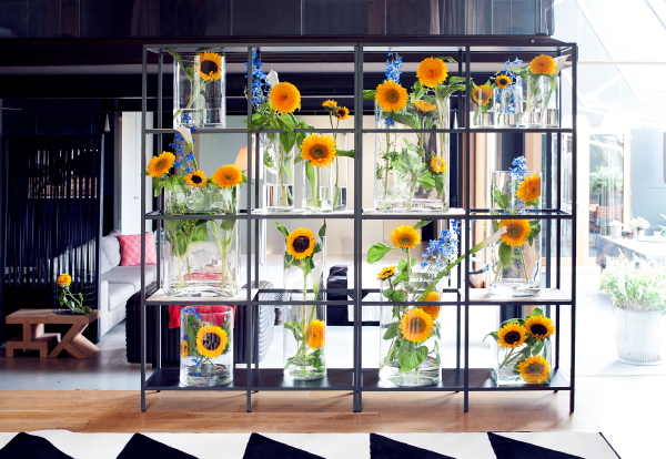 Interieur & Woontrend 2016: Reconsider Space, Strakke Grafische Vormen in een Roomdivider met Zonnebloemen. (Foto Mooiwatbloemendoen.nl  op DroomHome.nl)