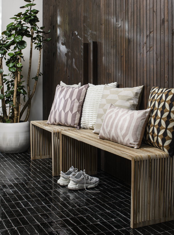 Intratuin woontrends 2024 – MODERN LUXURY – Stijlvolle en strakke accessoires en groene planten (Foto: Intratuin  op DroomHome.nl)