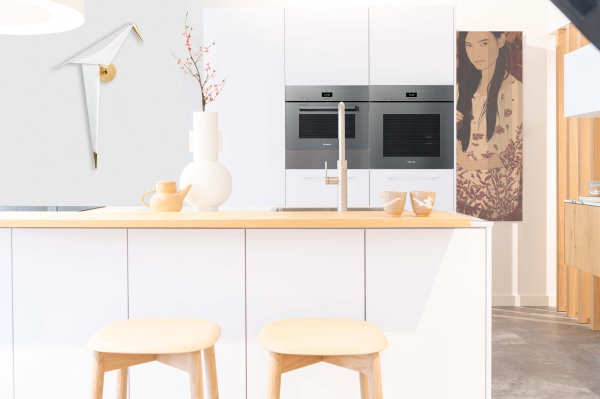 Witte moderne keuken met eiland van KeukenCoach (Foto: KeukenCoach  op DroomHome.nl)