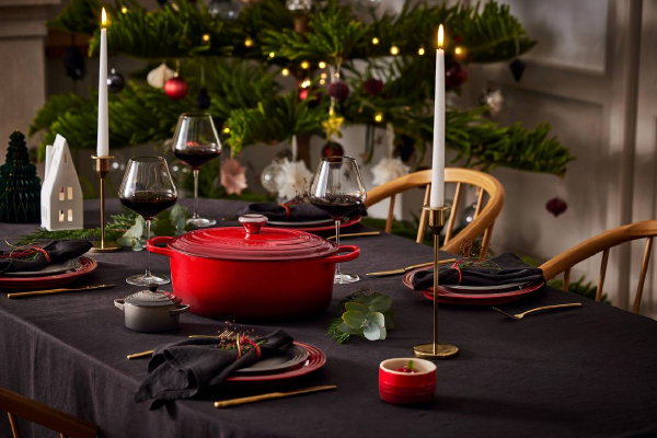 Kerst 2023 – Le Creuset pannen op gedekte kersttafel (Foto: Le Creuset  op DroomHome.nl