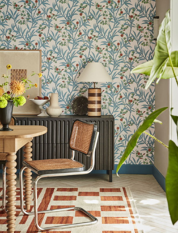 Little Greene behang Bamboo Floral, – Little Greene bamboo met bloemen behang (Foto: Little Greene wallpaper  op DroomHome.nl)