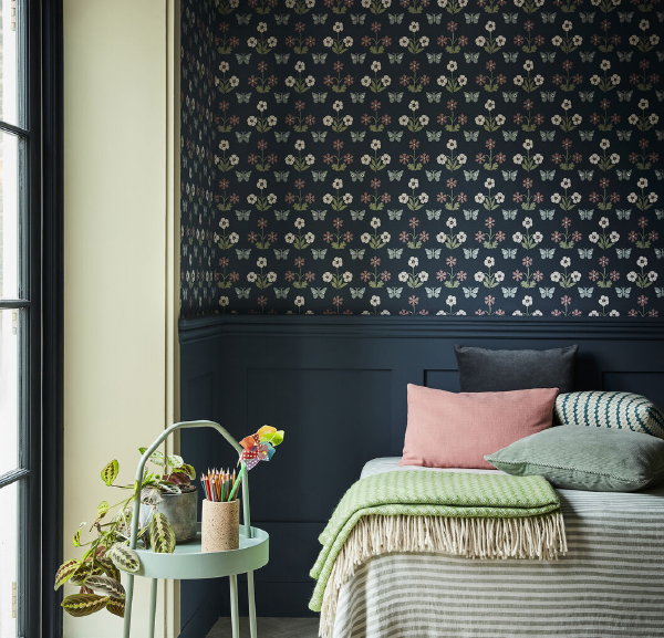 Little Greene behang Burges Butterfly – Little Greene vlinder en bloemen behang  (Foto: Little Greene wallpaper  op DroomHome.nl)