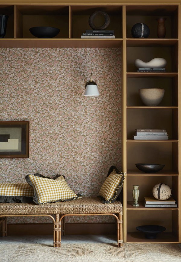 Little Greene behang Spring Flowers Bombolone, – Little Greene bloemen behang (Foto: Little Greene wallpaper  op DroomHome.nl)