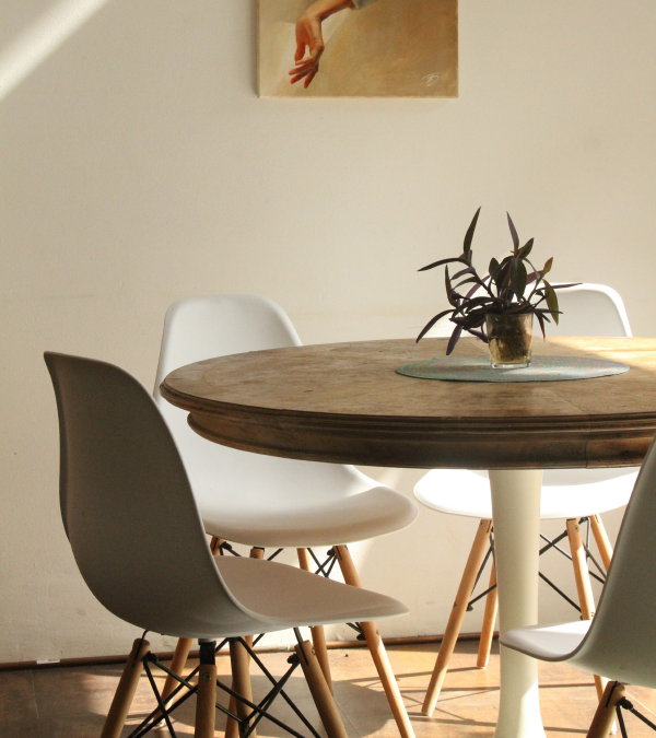 Ronde eettafel van hout (Foto: Tiana, Pexels  op DroomHome.nl)