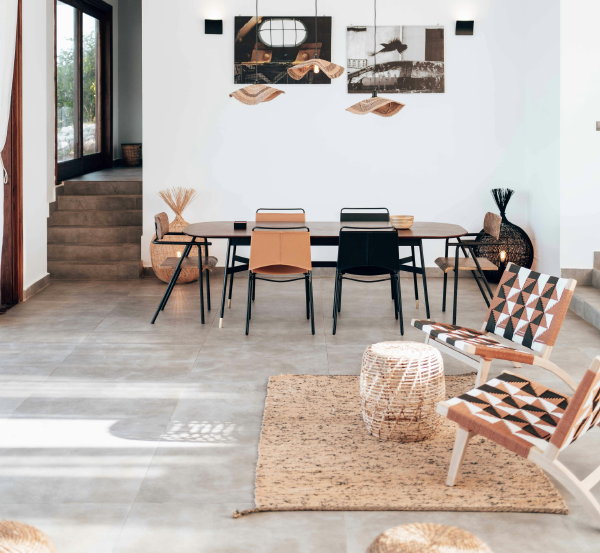 Stijlvolle woning tips – betonlook tegel vloer (Foto: Keegan Checks, Pexels  op DroomHome.nl)