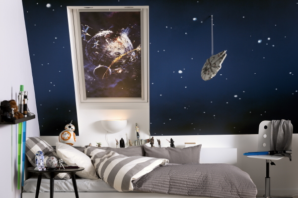 Kinderkamer Trend: Star Wars Rolgordijnen - Galactische Verduisterende Rolgordijnen van Velux. (Foto Star Wars & VELUX Galactic Nights Collection  op DroomHome.nl)