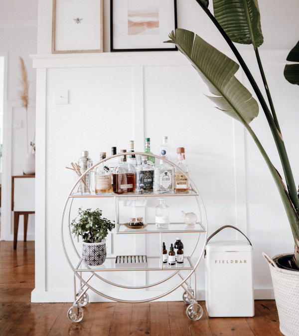 Serveerwagen & drank trolley in de gastvrije woonkamer (Foto: Taryn Elliott, Pexels  op DroomHome.nl