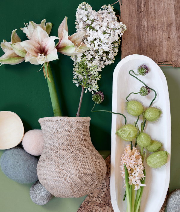 Woontrends 2023 Ode to Nature – ronde vormen en groene kleuren in accessoires, bloemen en planten (Foto: Groenbranche  op DroomHome.nl)