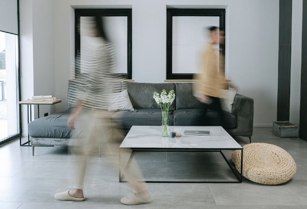 Bank voor klein appartement – grijze loungebank (Foto: Ivan Samkov, Pexels  op DroomHome.nl)