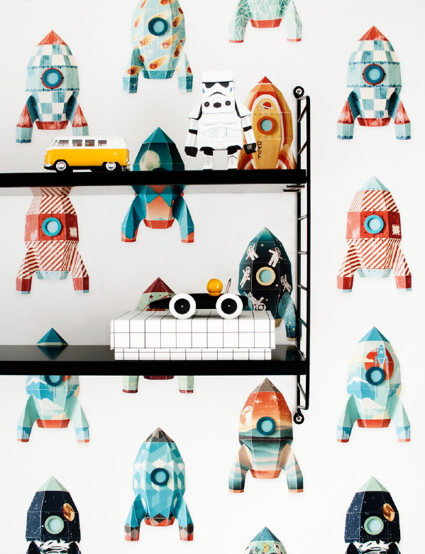 Trendy Kinderkamer Behang – Rocket / Raket Behang van Studio Ditte – MEER Kinderkamer Tips… (Foto Studio Ditte  op DroomHome.nl)