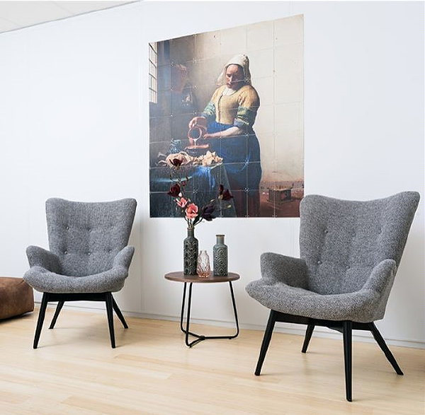 Betaalbare Design Meubelen: Leen Bakker Arne Fauteuils, Taupe Stof Kleur & Ixxi Melkmeisje Wanddecoratie (Foto Leen Bakker  op DroomHome.nl) 