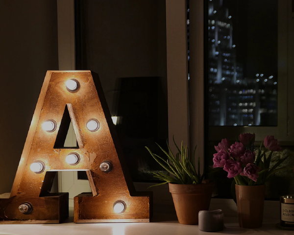 Huis inrichten met sfeervolle accessoire lichtletter (Foto:  Unsplash  op DroomHome.nl) 