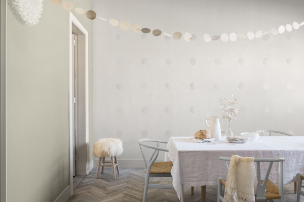 Kleurtrend 2017: Considered Luxury in de Eetkamer - Verf Kleurenpalet Wit en Naturel Tinten voor Muren, Meubels en Woonaccessoires. (Foto Flexa op DroomHome.nl)