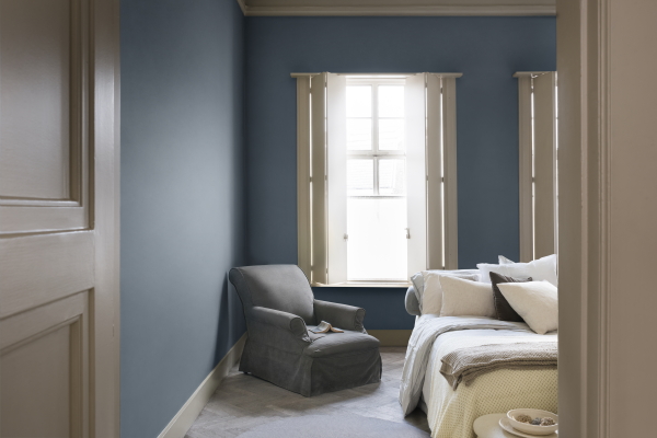 Flexa Interieur Kleur van het Jaar 2017: Denim Drift in de Slaapkamer - Verf Kleurenpalet Blauw voor Muren, Meubels en Woonaccessoires. (Foto Flexa  op DroomHome.nl)