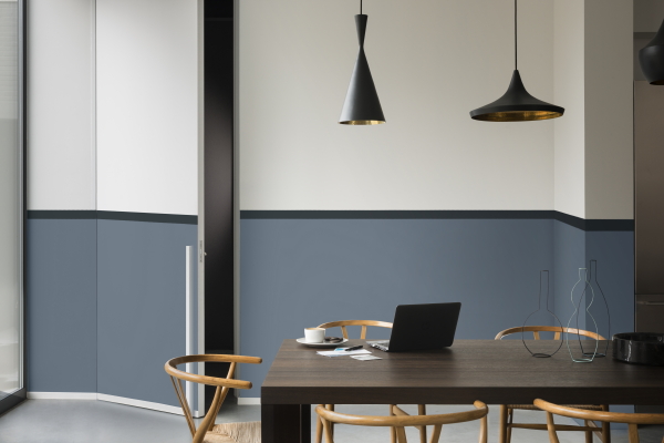 Kleurtrend 2017: The Working Home in de Eetkamer annex Werkkamer en Werkplek - Verf Kleurenpalet Blauw, Grijs, Gebrand Oranje en Oker Tinten voor Muren, Meubels en Woonaccessoires. (Foto Flexa op DroomHome.nl)