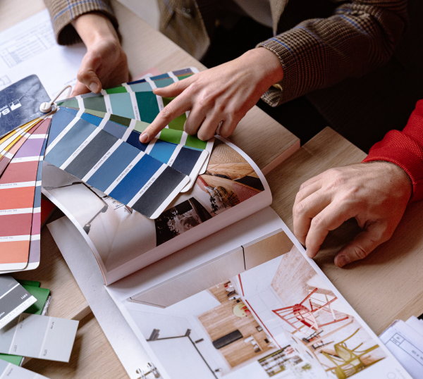 Interieur kleuren psychologie – kleurstalen (Foto: Antoni Shkraba, Pexels  op DroomHome.nl)