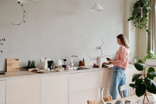 Interieur kleuren psychologie – Zachte kleuren beige en grijze keuken (Foto: Mikael Blomkvist, Pexels  op DroomHome.nl)