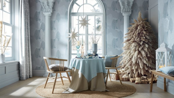 Graham & Brown Kersttrend 2023: Jack Frost – Pastel blauwe kersttrend met Graham & Brown behang Scandiscape Winter (Foto: Graham en Brown  op DroomHome.nl)