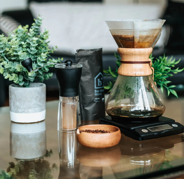 Onmisbare keukenaccessoires – design koffiezetapparaat en verse koffiebonen(Foto: Najib Kalil, Unsplash  op DroomHome.nl)  