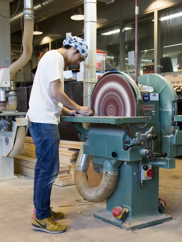 Klokken met Karakter - Hands of Time, Design Wisse Trooster - Schuurschijf van Design Academy. (Foto Wisse Trooster Klok Hands of Time  op DroomHome.nl)