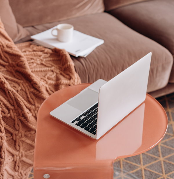 Refurbished laptop in modern interieur (Foto: Mikhail Nilov, Pexels  op DroomHome.nl)