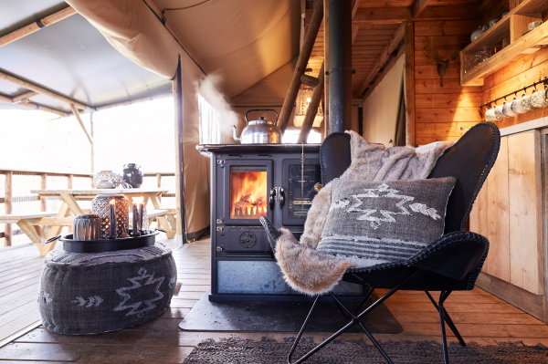 Herfst - Winter Woontrend 2016 Riverdale Luxury Lodge: Riverdale Windlichten en Kelim Kussens en Bontplaids bij Houtkachel. (Foto Riverdale  op DroomHome.nl)  