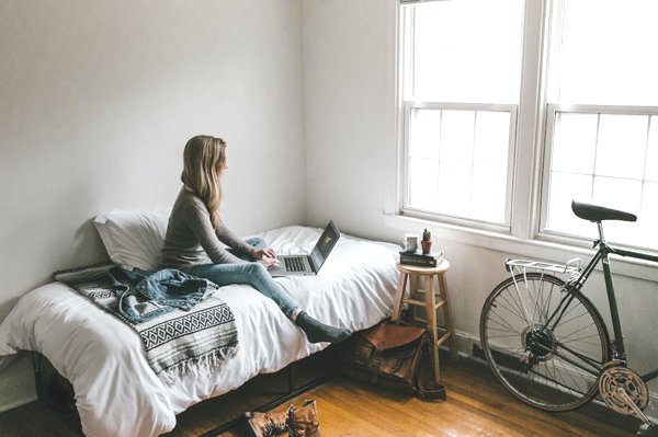 Studentenkamer inrichten (Foto: Andrew Neel, Pexels op DroomHome.nl)